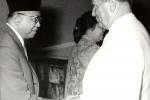 Prijem predsednika vlade Indonezije D?uande Kartavi?aja, sa suprugom: dolazak na ru?ak, na terasi Bele vile