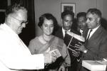 Poseta Indiji: premijerka Indira Gandi predaje poklone