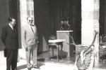 Ambasador Rumunije Aurel Malna?an predaje trofeje predsednika Tita iz lova u Rumuniji decembra 1966.