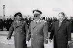 Poseta Mongoliji: Josip Broz Tito sa predsednikom vlade Cedenbalom u poseti vojnoj jedinici