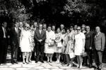 Grupna fotografija sa rukovodiocima SR Makedonije i njihovim suprugama u vrtu vile "Vodno"