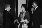 Sve?ana ve?era u ?ast predsednika Sadata i njegove supruge u Beloj vili: dolazak Anvara el Sadata i njegove supruge, pozdrav za zvanicama i aperitiv