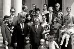 82. ro?endan: grupna fotografija sa ?lanovima porodice Broz ispred Belog dvora