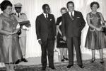 U dvorcu na Brdu kod Kranja, sa predsednikom Senegala Leopoldom Sedarom Sengorom: razmena odlikovanja