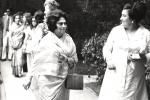 Poseta Fahrudina Ali Ahmeda, predsednika Indije: Jovanka Broz i prva dama Indije Begum Abida Ahmed u obilasku zoolo?kog vrta na Brionima